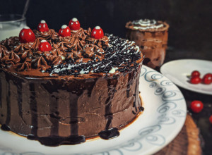 PRAVA ČOKOLADNA TORTA ZA KOJU NISTE ZNALI: Pored toga što je neodoljiva, lagana je i za pripremu! (RECEPT)