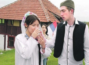 Darko se za dva meseca oženio sa ČETIRI KINESKINJE, još njih 35 ga ČEKA U REDU!