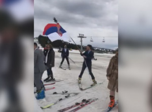 Nesvakidašnje venčanje na srpskoj planini: Mladenci umesto na ludi kamen stali na skije i opleli UŽIČKO KOLO