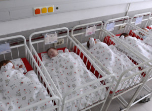 SVAKA ČAST Oni ne čekaju da porodilje i deca borave na plus 40, opština obezbedila a majstori džabe ugradili klime (FOTO)