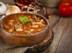 NAJUKUSNIJE TRADICIONALNO JELO NA KAŠIKU: Pasulj po receptu Steve Karapandže, najpopularnijeg kuvara bivše Jugoslavije