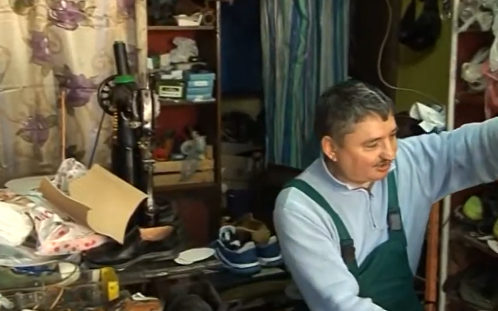 Majstor Peka je jedan od poslednjih opančara u Srbiji: Njegove "pertlaše" nose i poslanici u srpskom parlamentu