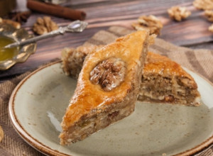 ISKUSNE DOMAĆICE PRAVE NAJUKUSNIJU POSNU GUŽVANU BAKLAVU: Trik je u 2 sastojka - njihov recept nema konkurenciju