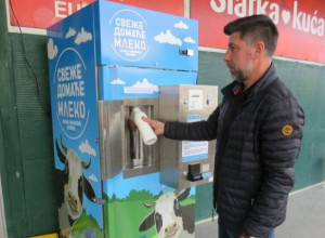 LITAR SVEŽEG MLEKA ZA 150 DINARA Postavljen prvi mlekomat u Kragujevcu