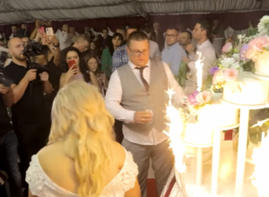 Nezapamćena svadba u Šumadiji SVINJA OD POLA TONE, ženski dever, zaboravljeni običaji, TORTA NA 19 SPRATOVA i 1000 zvanica (FOTO/VIDEO)