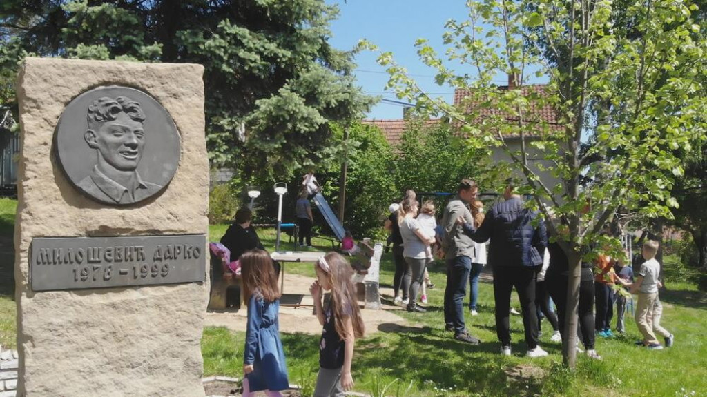 MRTVE NE ZABORAVITE, ŽIVE POŠTUJTE!: Krvava sećanja na heroja sa Košara još uvek žive, u ulici koja nosi ime Darka Miloševića, a park krasi njegova bista