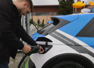 PUNI DO KRAJA ZA SAMO 20 MINUTA Ovaj srpski grad pretekao je i Beograd, Filip instalirao najbrži punjač za automobile u Srbiji