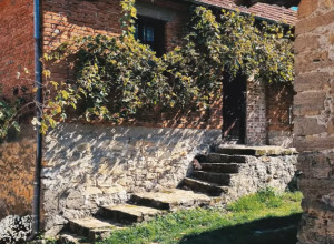 Kameno naselje najukusnijeg vina u Srbiji i  srpski "Stounhendž": Mesto gde se proizvodi i čuva piće prefinjenog ukusa