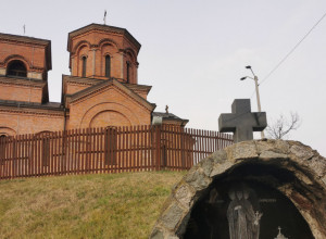 Iz kamena tekla lekovita voda: Svetinja na granici dva sela čuva kivot nepoznatog čudotvorca donetog sa Kosova i crkvu brvnaru koju je podigao Arsenije III Čarnojević