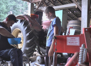 Milenko je živa legenda suvoborskog kraja: Potpuno nepokretan i u kolicima svakodnevno popravlja automobile i radi teške seoske poslove