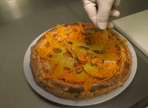 DA LI BISTE PROBALI? Srbin u Trstu pravi picu sa čvarcima, svi se utrkuju da je probaju, ali nije jeftina (VIDEO)