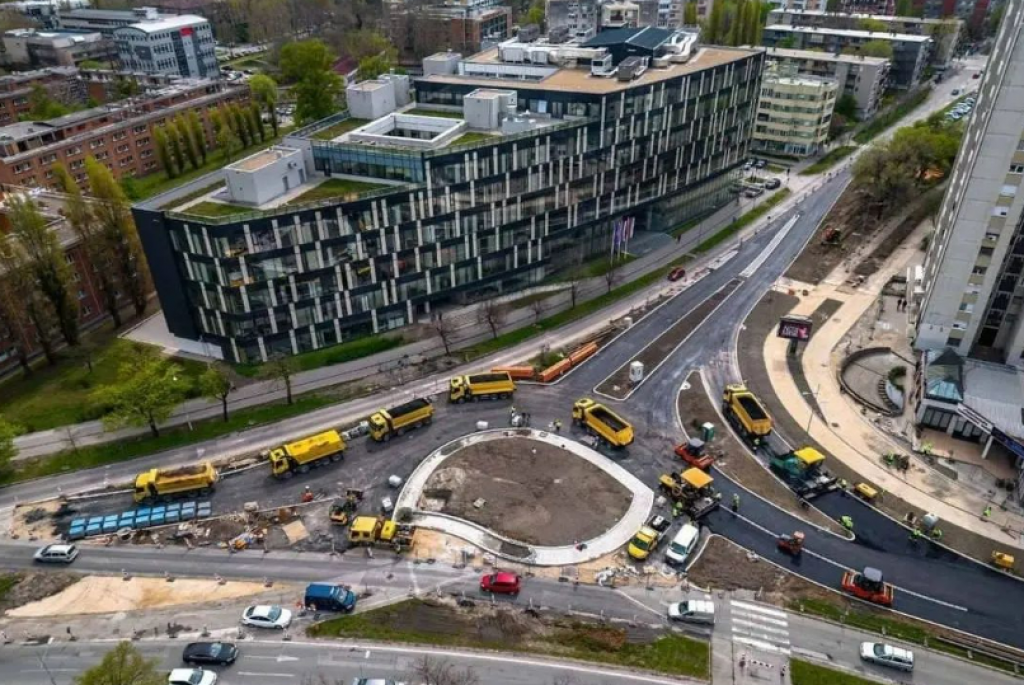 PRVI TURBO KRUŽNI TOK U SRBIJI: Ovde važe POSEBNA PRAVILA u saobraćanju, vozač mora da se odluči pre ulaska u raskrsnicu! (VIDEO)