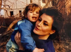 SKINULA KRUNU I SVOJU OTADŽBINU BRANILA ŽIVOTOM U bivšoj Jugoslaviji proglašena je najlepšom devojkom, a potom je dobila i priznanje da je jedna od najhrabrijih