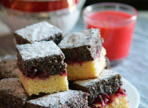 DA LI SE NEKO SEĆA OVOG KOLAČA? Predivna poslastica sa makom i višnjama (RECEPT)