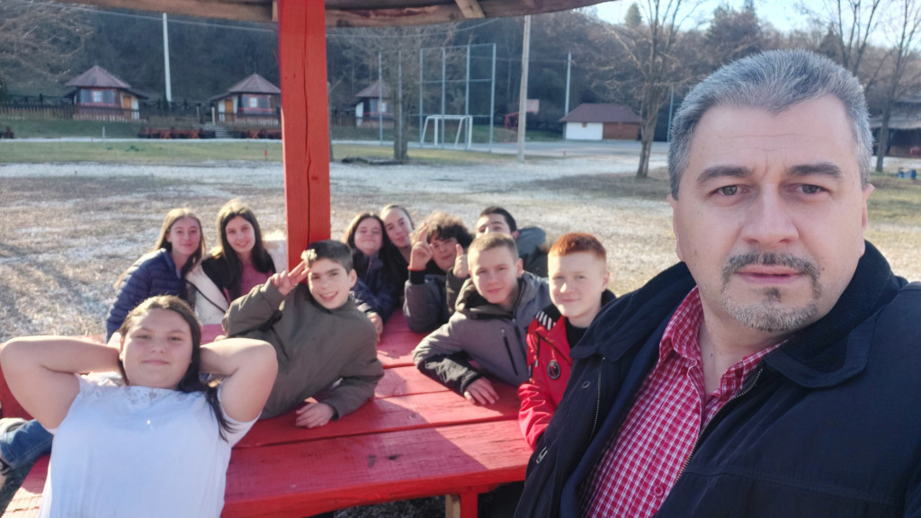 Neverovatan gest osmaka u selu Pranjani, svom razrednom priredili rođendansko iznenađenje koje će zauvek pamtiti: Velimir poznatiji kao "tičer Velja" jedva je sakrio suze radosnice (FOTO)