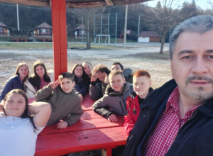 Neverovatan gest osmaka u selu Pranjani, svom razrednom priredili rođendansko iznenađenje koje će zauvek pamtiti: Velimir poznatiji kao "tičer Velja" jedva je sakrio suze radosnice (FOTO)