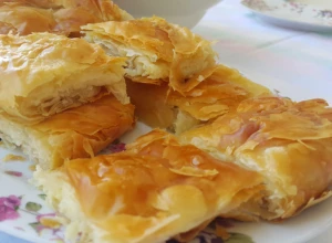 OVA DOMAĆA PITA SA SIROM JE UKUSNIJA I OD BOSANSKOG BUREKA: Toliko je JEFTINA, a recept JE JEDAN OD NAJTRAŽENIJIH (VIDEO)