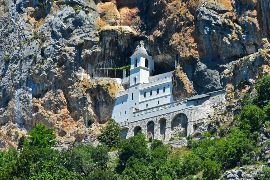 Tamo gde je Sv. Vasilije ispustio dušu nikla je vinova loza, a od tada se nižu čuda: Ovo je slika Ostroga od pre 1 veka