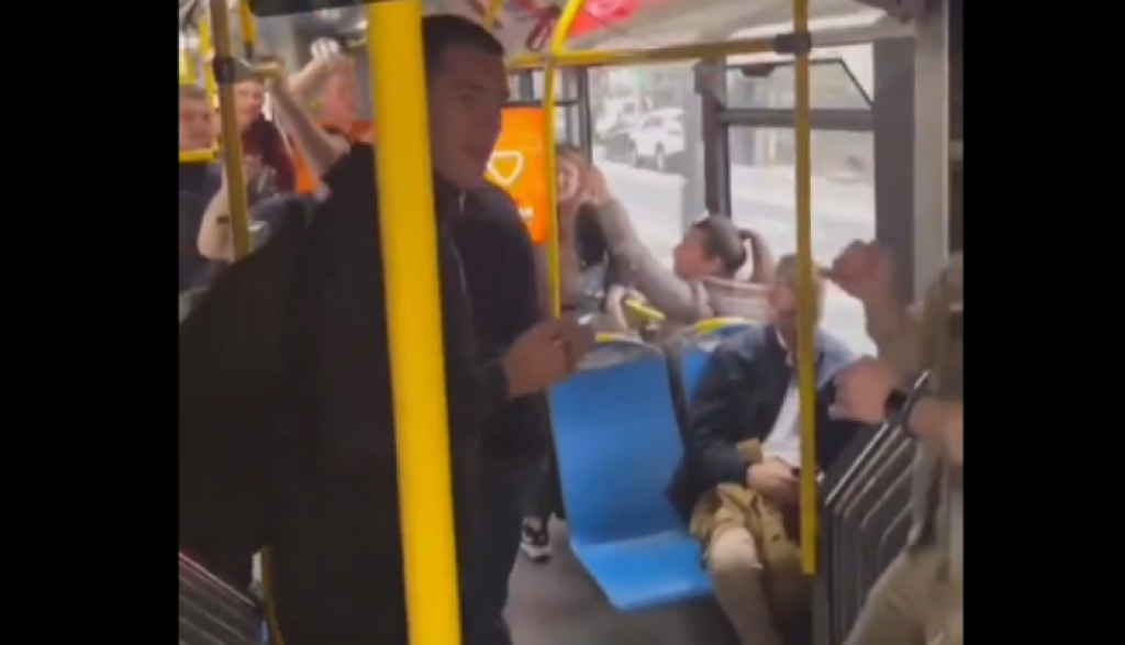 KAKO KLINCI U SRBIJI DANAS MUVAJU DEVOJKE? Scena u autobusu podelila Srbe