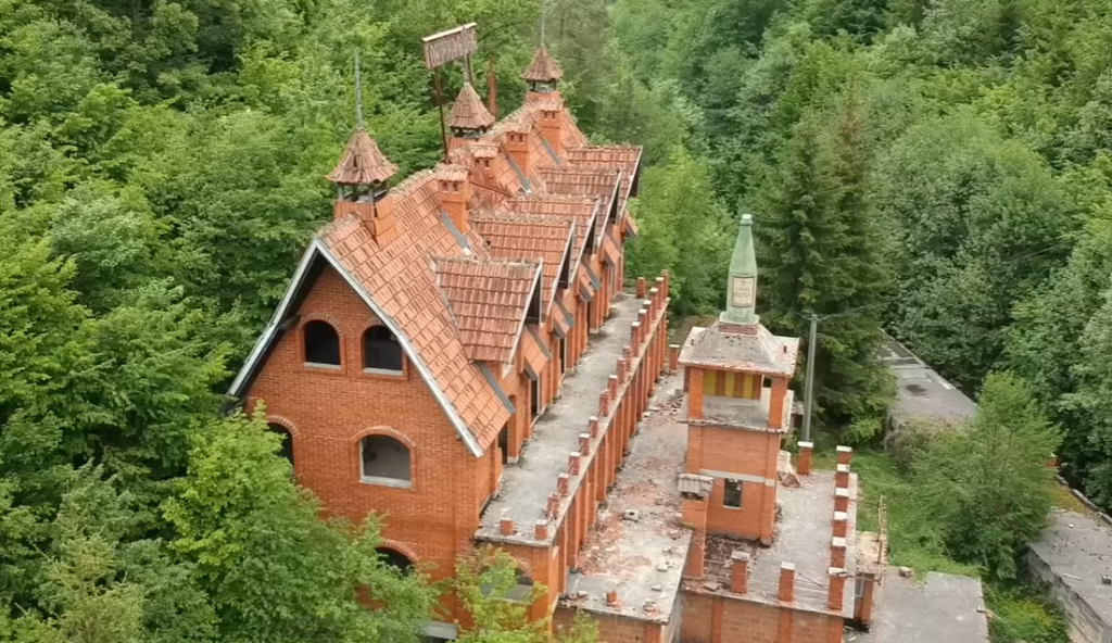 ZABORAVLJENA MISTERIOZNA BANJA KOD ZLATIBORA Dvorac kao iz bajke okružen mineralnom vodom i mesto koje nikada nije zaživelo (FOTO)