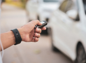 NEMA MESTA PANICI! Šta uraditi kada je baterija daljinskog ključa prazna, a vozilo nema klasičnu bravu?