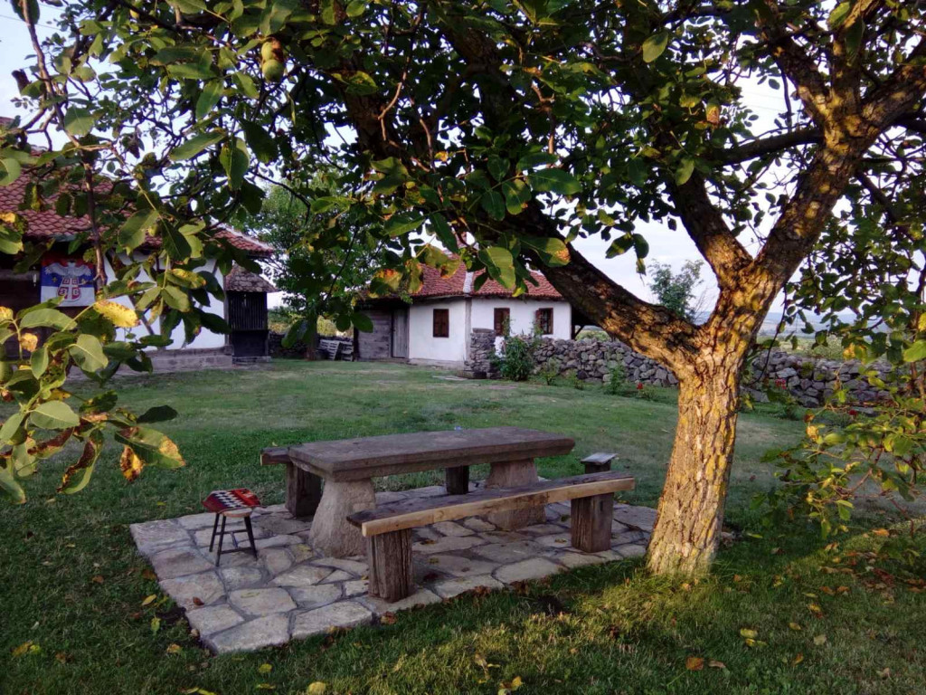 Kuća pukovnika Vranića, selo Borač: Ovde je snimana kultna serija, "Moj rodjak sa sela", koju MASOVNO POSEĆUJU LJUDI IZ CELOG REGIONA (VIDEO)