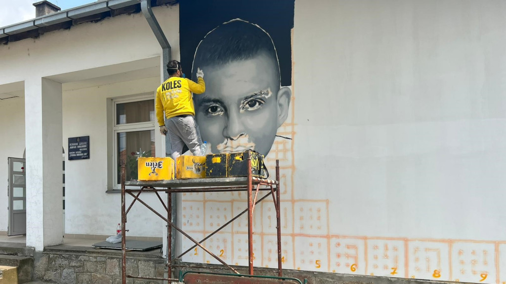 Oslikava se mural za Kristinu, Milana i Dalibora koje je Uroš upucao dok su sedeli na omiljenoj klupici u rodnom selu