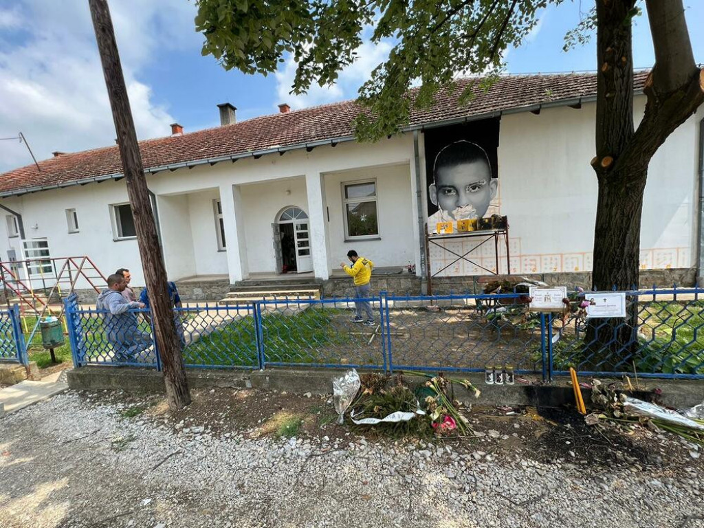 "DA NJIHOVA LICA OSTANU ZAUVEK UPAMĆENA" Počelo oslikavanje murala za tragično nastradale u Duboni