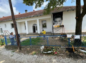 "DA NJIHOVA LICA OSTANU ZAUVEK UPAMĆENA" Počelo oslikavanje murala za tragično nastradale u Duboni
