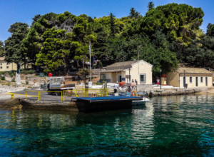 SRPSKA KUĆA KOJOJ SE STRANCI KLANJAJU Posetom ostrvu Vidu turisti postaju hodočasnici