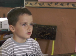 On je jedini đak u seoskoj školi, sam jede svoju užinu a fubal igra sa učiteljicom