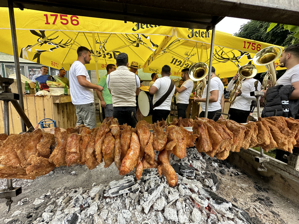 KIŠA PLJUŠTI, A ĆEVAPI SE OKREĆU Dragačevci ponovo pokazali da su nebeski narod, nevreme im ništa ne može