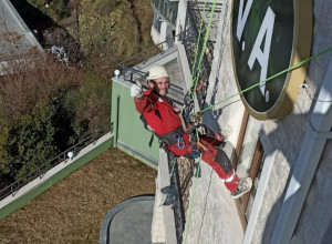 Vise na užadima sa visokih zgrada, a u rukama imaju po nekoliko zanata: Maksim došao iz Rusije i bavi se industrijskim alpinizmom