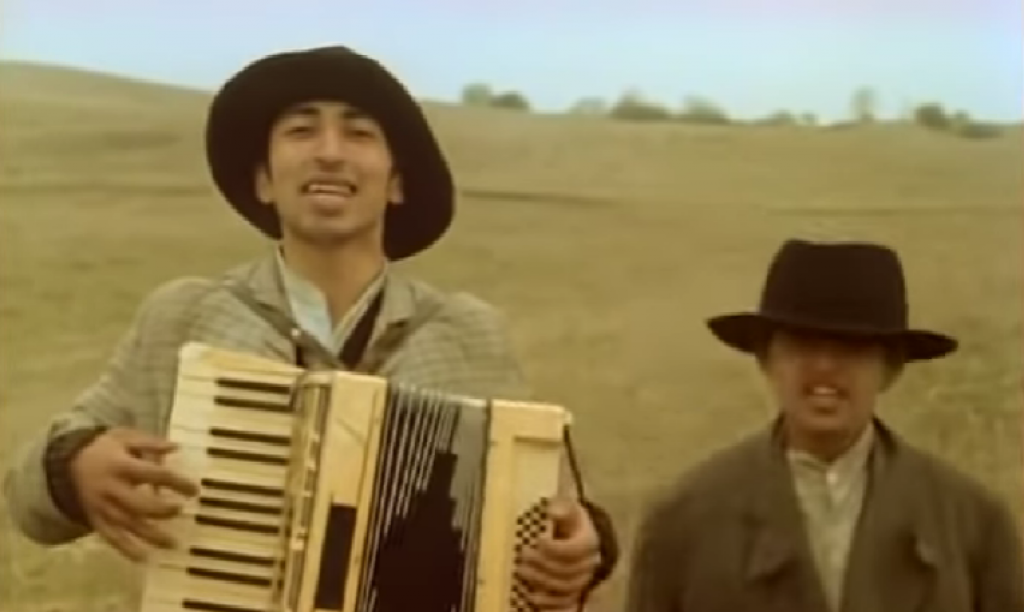 DA LI BISTE GA PREPOZNALI? Bio je muzičar u filmu "Ko to tamo peva", Bata Stojković mu lupao šamare, a sada vozi autobus po Beogradu (FOTO)