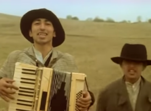 DA LI BISTE GA PREPOZNALI? Bio je muzičar u filmu "Ko to tamo peva", Bata Stojković mu lupao šamare, a sada vozi autobus po Beogradu (FOTO)
