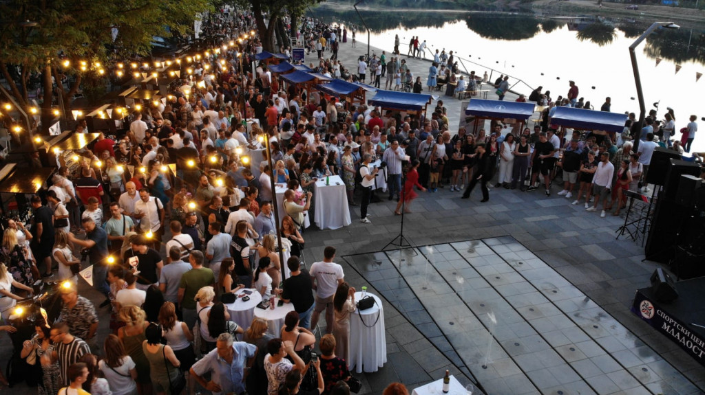 Čačak dokazuje da nije samo grad šljive, kajsije i svadbarskog kupusa: Zahvaljujući entuzijazmu samo jedne žene pokrenut vinski festival na obalama Morave