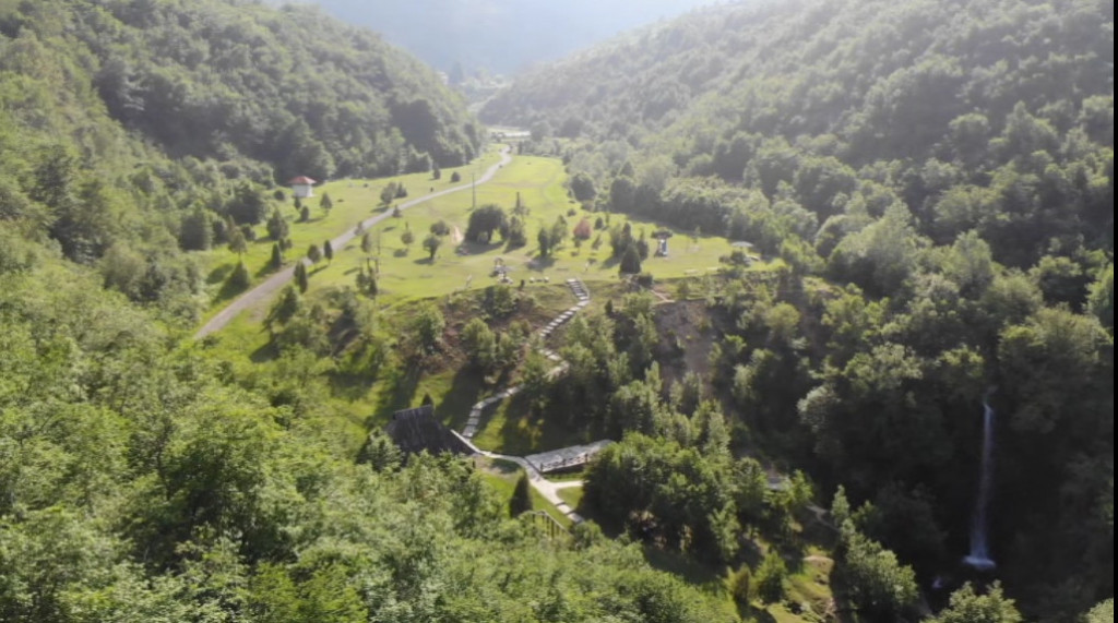Ručno skupljali otpadno drvo sa priobalja Save i Dunava da bi napraili sprave za vežbanje