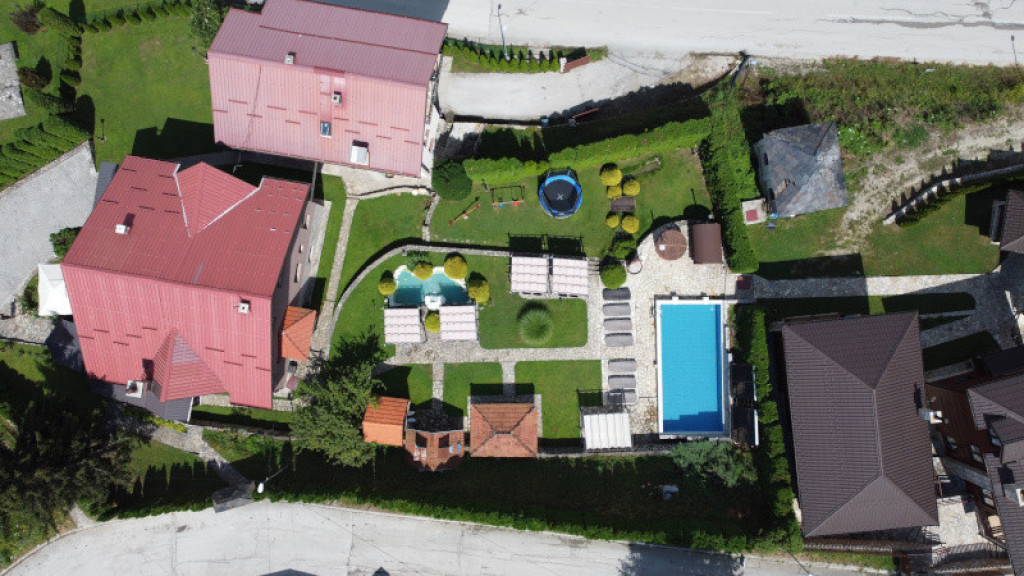 Nije luksuz samo na elitnim mestima - sauna, bazen i teretana usred srpskog planinskog sela