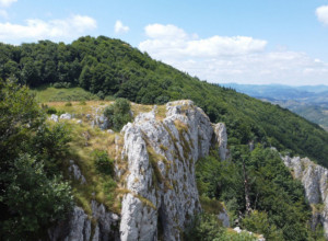 Gvozdenim putem se stiže u pećinu četničkog komandanta: Nestvaran pogled sa planine Mučanj