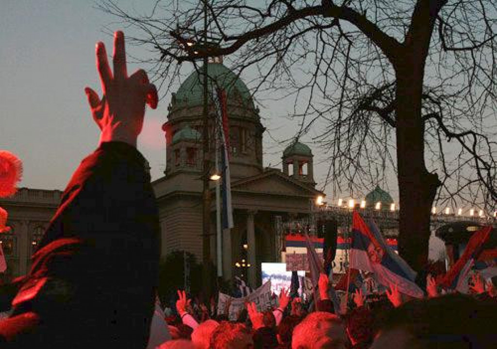 OVO JE RAZLOG ZAŠTO SRBI PODIŽU TRI PRSTA PREMA NEBU: Simbolika je PREMOĆNA, evo šta ona PREDSTAVLJAJU