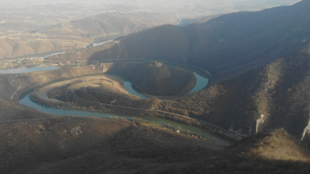 Svi smo za taj vidikovac, da je sreće da su ga izgradili ranije ne bi nam deca otišla: Meštani sela na Kablaru građevinare dočekali sa osmehom i čašicom ljute