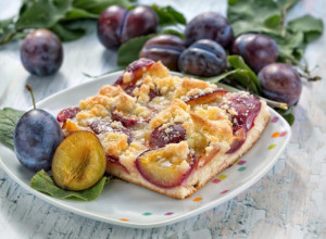 Bez mnogo peripetija, smuti i prospi kolač u kom se uživa svim čulima: Recept za LAŽNE KNEDLE sa šljivama koji osvaja
