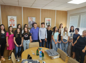 U knjižicama imaju samo suve petice: Vukovci iz Lučana dobili vredne poklone za svoj marljiv trud i rad