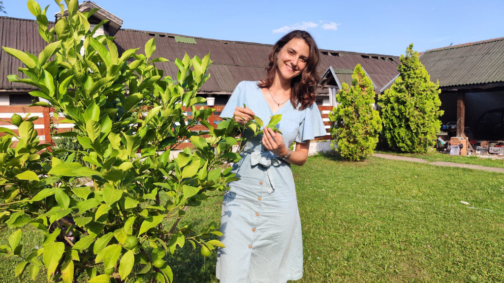 Ne treba vam ni dvorište, ni bašta - samo plastične kofice: Mlada Julijana pokazala da paradajz i paprika mogu odlično da rode u zatvorenim uslovima i to naopačke