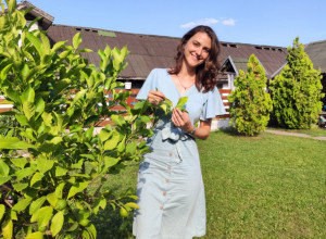 Ne treba vam ni dvorište, ni bašta - samo plastične kofice: Mlada Julijana pokazala da paradajz i paprika mogu odlično da rode u zatvorenim uslovima i to naopačke