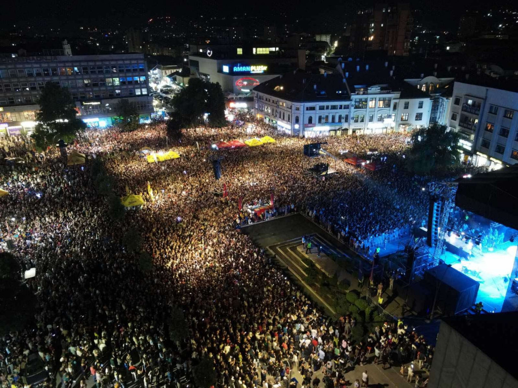 Na koncertu Zdravka Čolića uživalo i u glas pevalo preko 30.000 ljudi, bilo je to veče za pamćenje