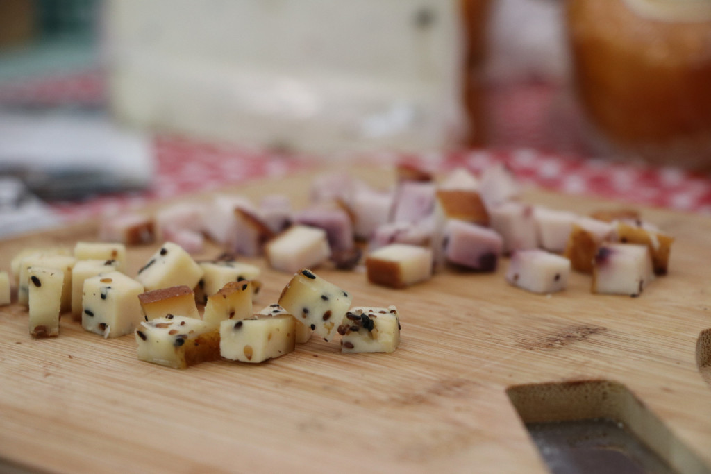 Jedinstveni spektakl sprema se u selu Gornja Gorevnica kod Čačka, prava poslastica biće fudbalski derbi - crnke protiv plavuša u borbi za Zlatnu metlu