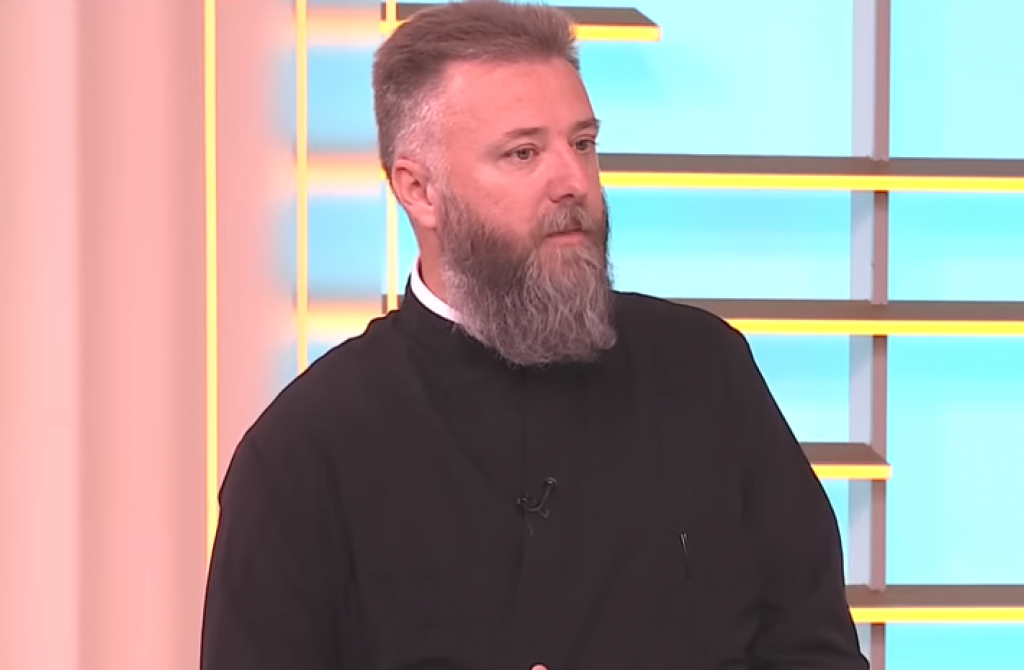 UBEĐIVALI GA, POKOJNICA ĆE USTATI Pop se našalio sa seljanima