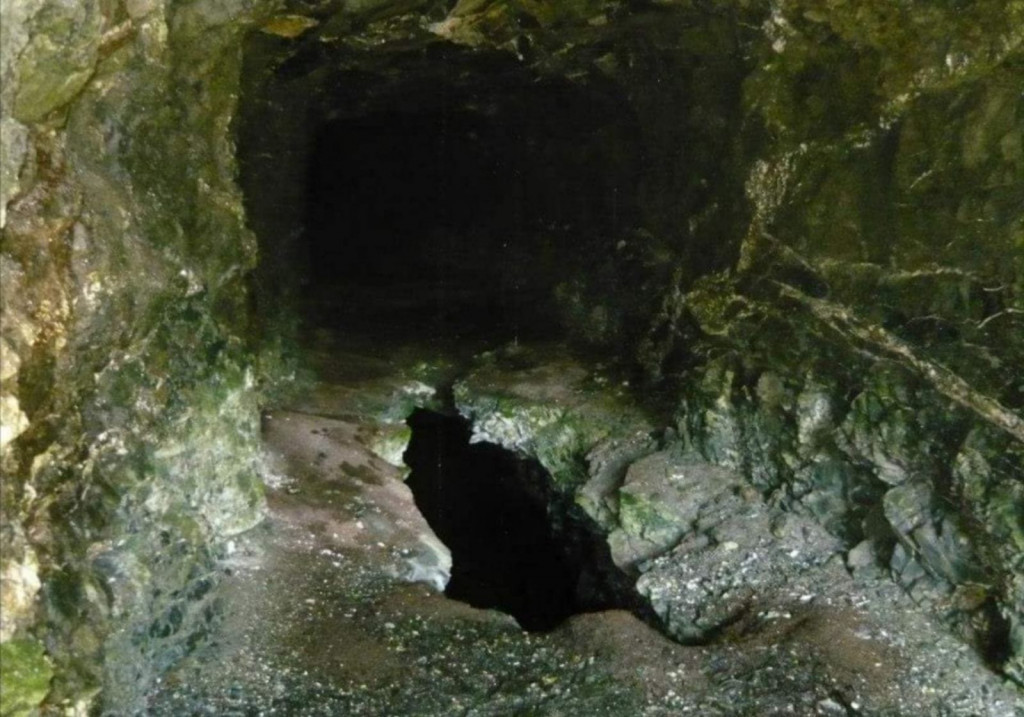 PRIRODA STVORILA KRISTALNO ČISTO JEZERO Misteriozni tunel usred srpskog sela, veruje se da su ga kopali Francuzi