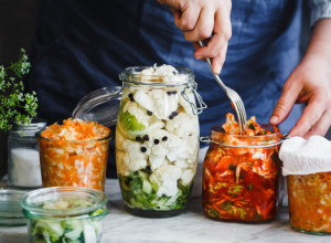 SRPSKE DOMAĆICE MASOVNO MARINIRAJU OVO POVRĆE: Nema ništa jeftinije, ukusnije i zdravije